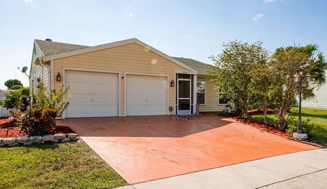 Sunny home with private screened pool, spacious patio & fast WiFi