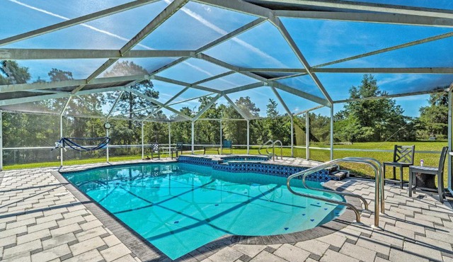 Sunny Homosassa Escape with Shared Pool and Yard