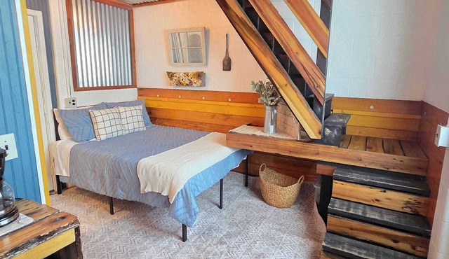 SUNNY HONEY 1 Horse Stall Suite - Cowboy Cool!