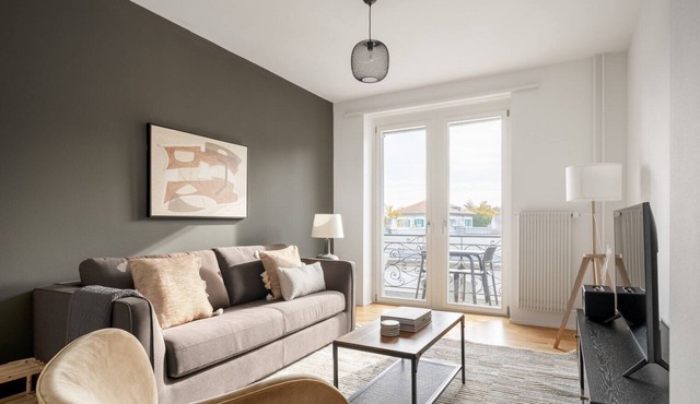 Sunny Horgen 2.5 Room w/Storage, 3 min to Market, by Blueground