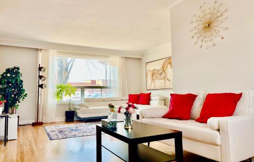 Sunny House - Main Floor, Free parking, in Toronto