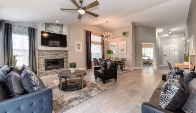 Sunny House Near Downtown Old Town Airport Yard Barbecue Shopping Zoo