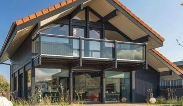 Sunny house with 8-seater jacuzzi