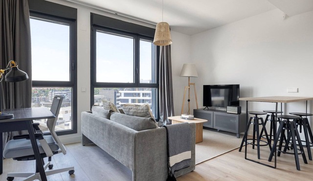 Sunny Imperial 2BR w/Pool, Gym, Sauna & Rooftop, by Blueground