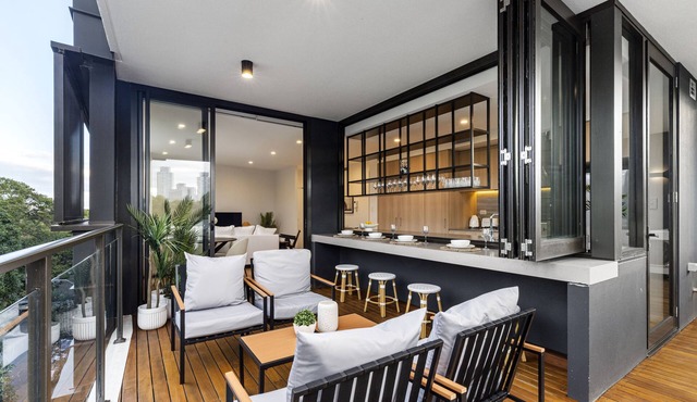 Sunny Inner City Luxury With Park Views