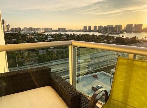 Sunny Isles Condo Resort 14th floor Intracoastal view!