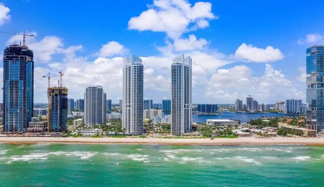 SUNNY ISLES MIAMI - Beach Front Resort