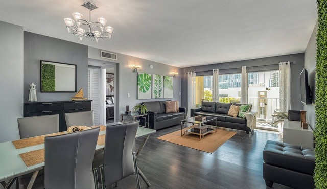 Sunny Isles Retreat – Walk to Beach, Shops & Dining