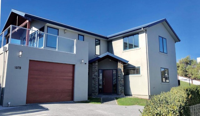 Sunny Lake and Mountain Views on Kings Drive