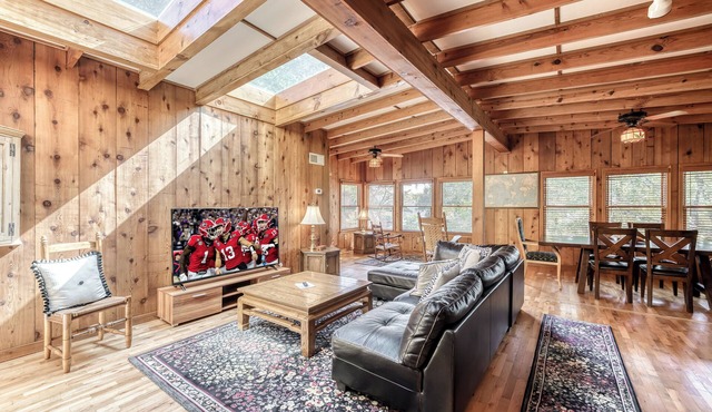 Sunny & Lakefront Haven in Gainesville~King Bed