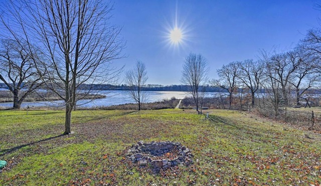 Sunny Lakefront Retreat Boat, Fish and Hike!