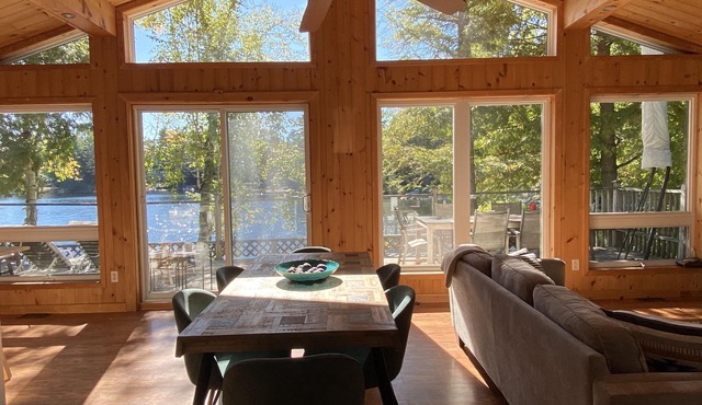 Sunny lakeside cottage with stunning sunset views!