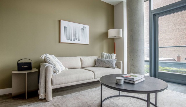 Sunny Lakeview 1BR w/Rooftop & Gym, nr Lincoln Park, by Blueground