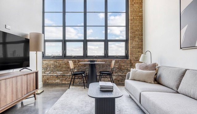 Sunny Lincoln Park 2BR w/Lounge, Roof & Gym, near DePaul, by Blueground