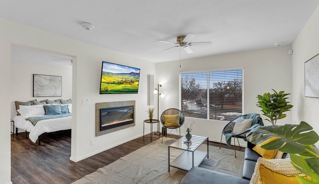 Sunny Loft Free Parking WiFi Open Concept Peaceful in Overland Park w/Workspace