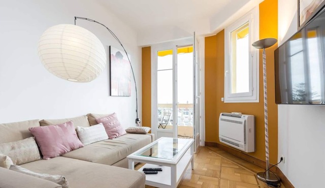Sunny loft with amazing view! Walking everywhere!