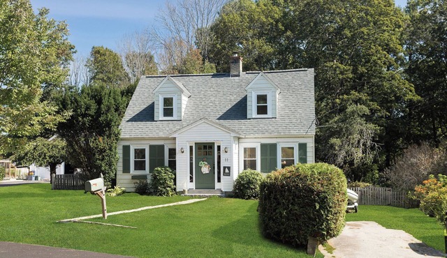 Sunny Maine Cape Coastal Retreat - Walk to Kittery & Portsmouth & Relax & Unwind