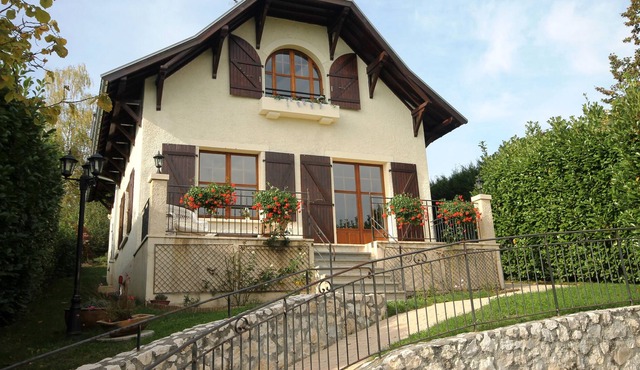 Sunny Maison Bourgeoise with tranquil garden, 15 mins from old Annecy & the lake
