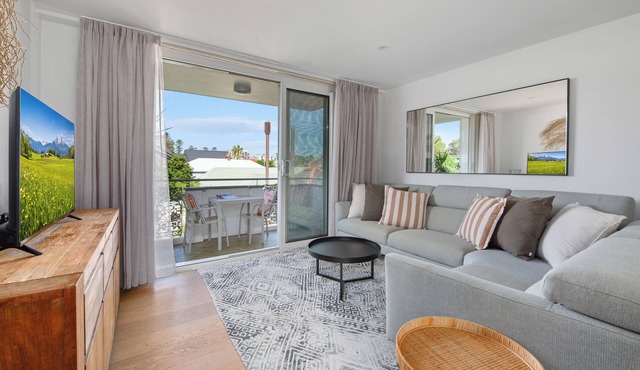 Sunny Manly Apartment | 5 Min Walk to Beach | " On The Flat" by Park/Shops/Cafes