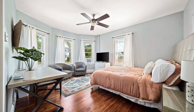 Sunny Master Bedroom w/Shared Bath in Clean Apt