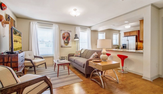 Sunny Midtown 2BD/BA Central Location!