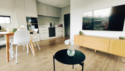 Sunny modern 2br Apartment next to Hospital