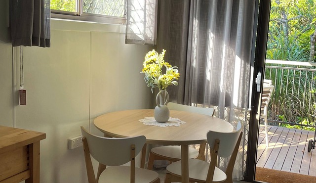 Sunny, modern, and clean guesthouse in Daisy Hill, leafy and convenient location