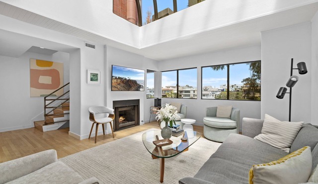 Sunny & Modern Home In Venice Beach!