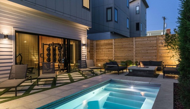 Sunny Modern Oasis Pool, Hot Tub, Fire Pit, Grill, Rooftop