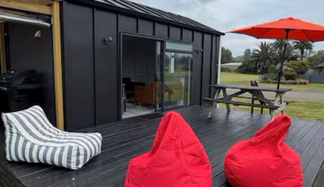 Sunny modern tiny home - 1 min walk to beach