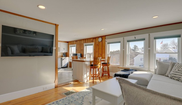 Sunny Newbury Apartment, 6 Mi to Market Square!