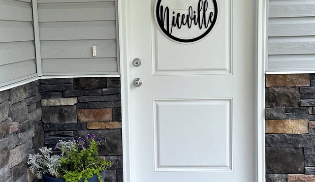 SUNNY NICEVILLE! Very Nice, new 3/2.5 Townhome .04 mile from water!