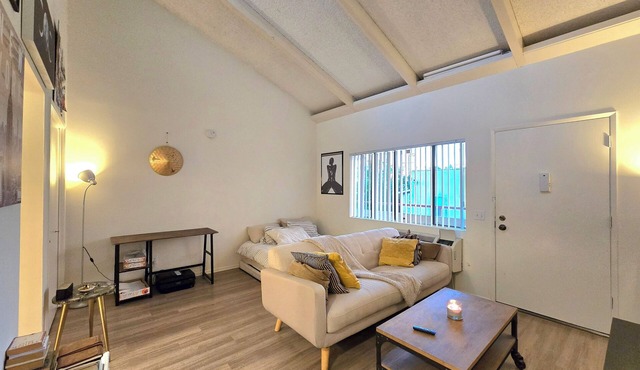 Sunny Noho Loft Studio W/WiFi, AC & Cozy Bed in Prime Location!