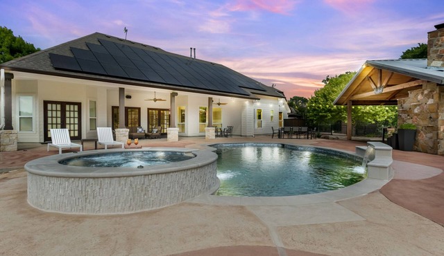 Sunny Oak | Sleeps 10 | Pool/Hot Tub | Outdoor kitchen with Fireplace