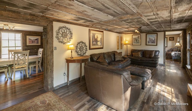 Sunny Oaks lodge 4BR 2BA private entire lodge