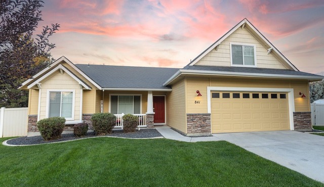 Sunny Oasis! Clean, Updated, Pool & Park Access