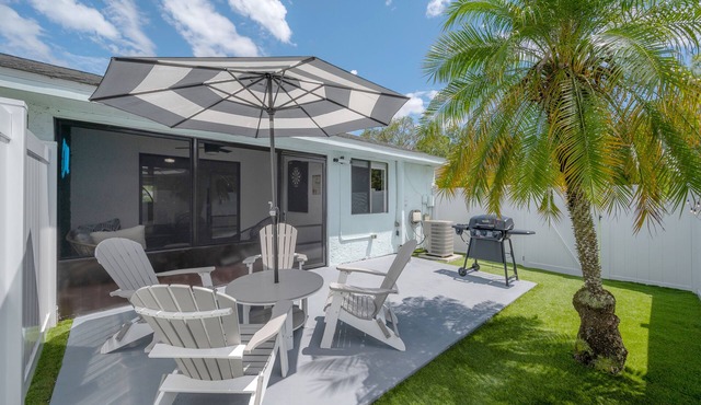 Sunny Oasis: Villa Retreat! Relaxing tropical getaway close to beautiful beaches