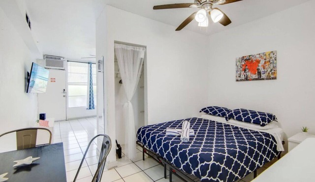 Sunny Ocean Dr Condo, w/2 Queen Beds, South Beach