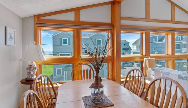 SUNNY OPEN CONCEPT & 1 MINUTE TO BEACH-OCEAN VIEWS:TOP FLOOR UNIT-WINDOWS GALORE