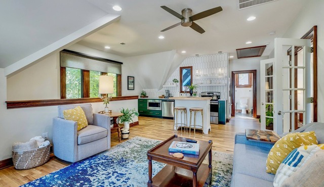 Sunny, Open & Spacious Private Carriage House in a peaceful neighborhood!