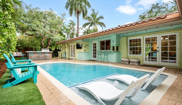 Sunny Palms Villa - Heated Pool + Hot Tub, 2 miles to the Beach!
