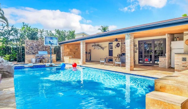 Sunny Paradise w/Saltwater Pool Hot Tub & BBQ Grill 5 min to Sawgrass Mall