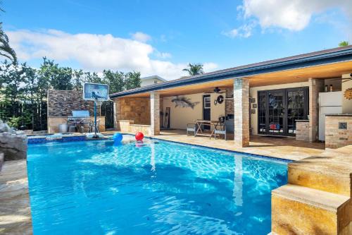 Sunny Paradise w Saltwater Pool Hot Tub Grill Sunrise