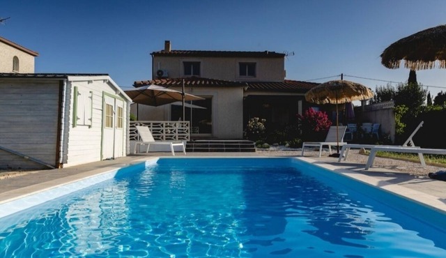 SUNNY PARENTHESE VILLA FOR UP TO 12 PEOPLE WITH SWIMMING POOL, GARDEN AND PETANQUE.