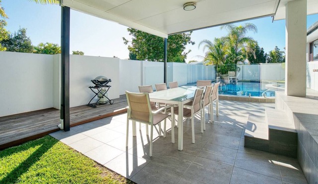 Sunny Patch Breezy Burleigh Waters Poolside Villa