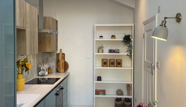 Sunny pet friendly studio with great transport links to Bristol and Bath.