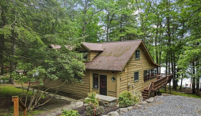 Sunny Point Lake Wallenpaupack Lakefront with private dock - 4 bedroom sleeps 9