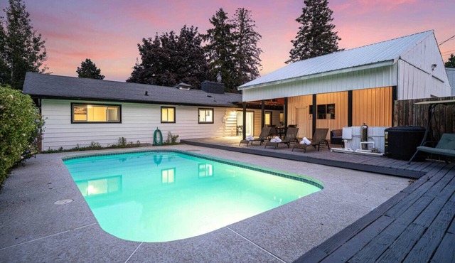 Sunny Pool & Hot Tub Bed & Breakfast