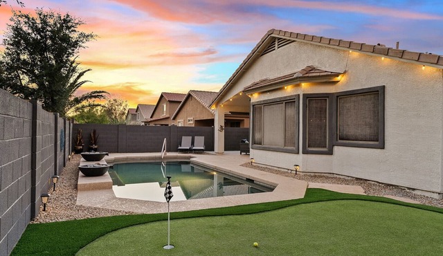 Sunny Poolside Golf Haven 4-Bed 2-Bath Heated Pool