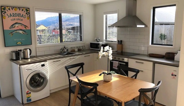 Sunny Queenstown Cottage in Shotover Country